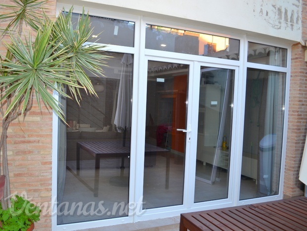 Puerta PVC patio REHAU